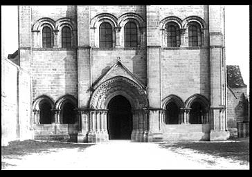 Eglise. Façade ouest, étage supérieur et étage du portail