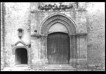 Façade ouest, grand portail et petite porte