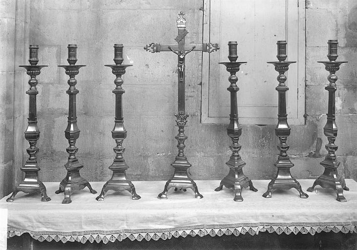 Garniture d'autel, une croix et six chandeliers en bronze