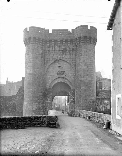 Porte d'entrée de la vieille ville et vieux pont