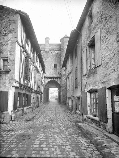 Face arrière de la vieille porte et vieilles maisons rue de la Vau-Saint-Jacques