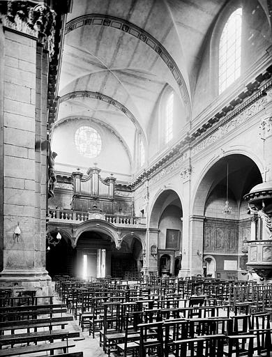 Vue intérieure vers les orgues