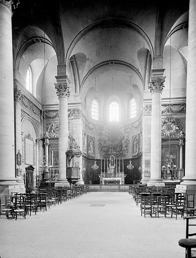 Intérieur de la nef vue vers l'est