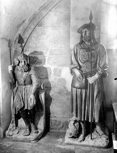 Soldats armés de la lance, deux statues