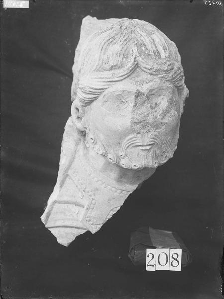 Fouille de Cluny, fragment de sculpture, tête d'apôtre, fragment  du linteau du portail (208)