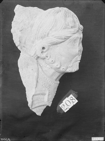 Fouille de Cluny, fragment de sculpture, tête d'apôtre, fragment  du linteau du portail (208)