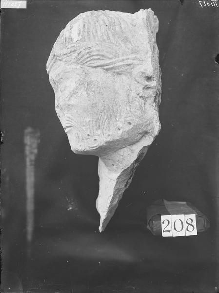 Fouille de Cluny, fragment de sculpture, tête d'apôtre, fragment  du linteau du portail (208)