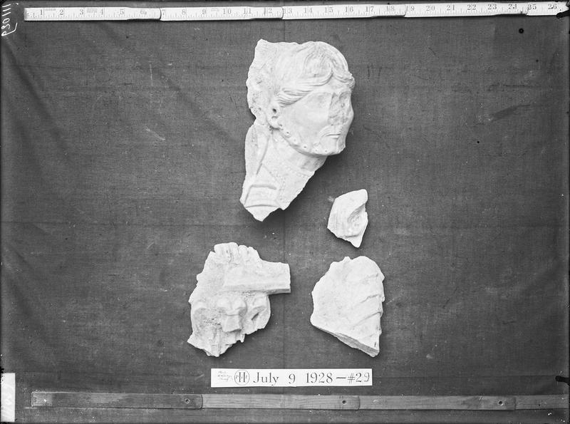 Fouille de Cluny, fragment de sculpture, linteau du grand portail (208, 214 et 212)