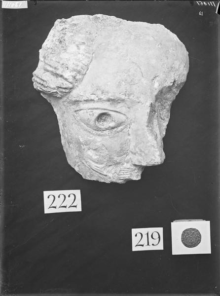 Fouille de Cluny, fragment de sculpture, tête (222 et pièce 219)