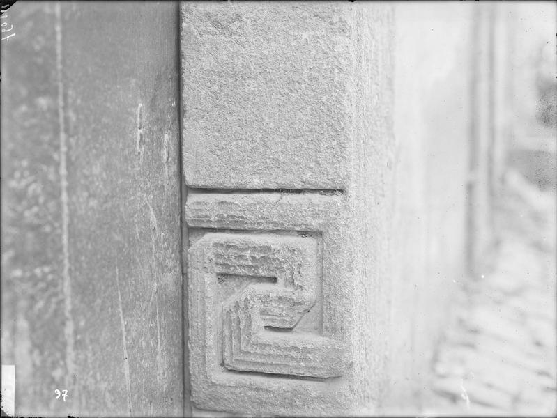 Fouille II, rue de l'Abbatiale, fragment de sculpture, grecque sur  fragment de jambage