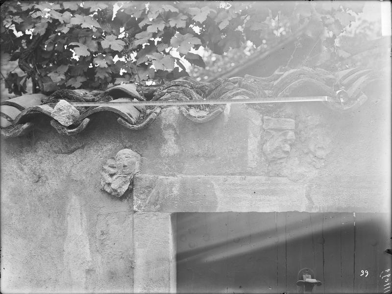 Fouille rue de l'Abbatiale, fragment de sculpture, tête d'ange