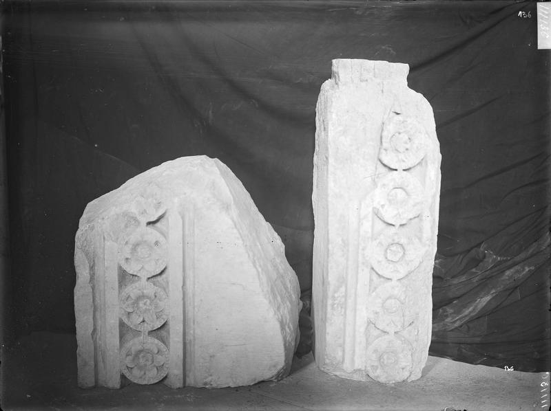 Fouille de Cluny, fragment de sculpture, fragments de blocs à  rosettes du grand portail