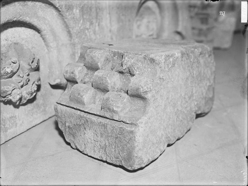 Fouille de Cluny, fragment de sculpture, bloc à billettes du  narthex