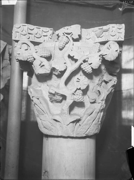 Fouille de Cluny, fragment de sculpture, les fleuves du paradis,  chapiteau