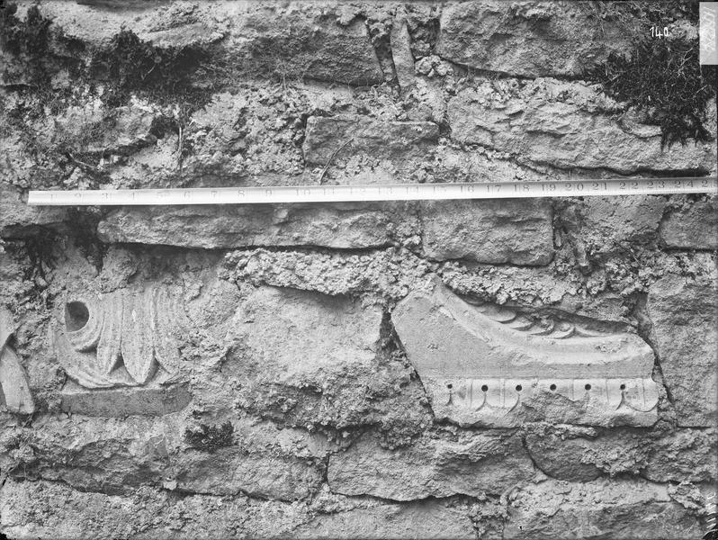 Fouille de Cluny, dépôt d'Etalons, fragments du mur du fond