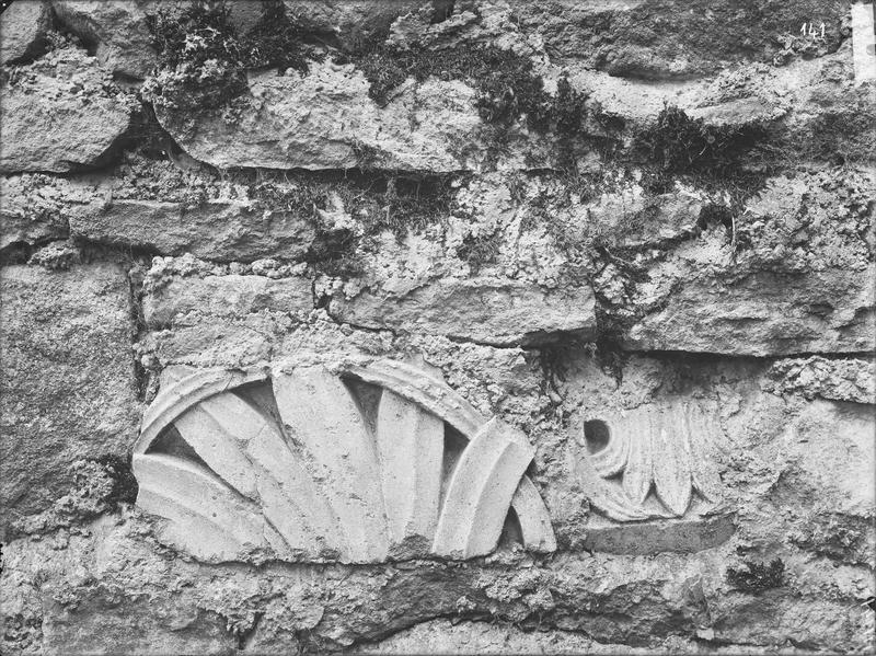 Fouille de Cluny, dépôt d'Etalons, fragments du mur du fond