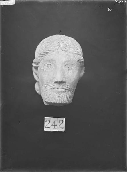 Fouille de Cluny, fragment de sculpture, tête (242)