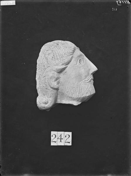 Fouille de Cluny, fragment de sculpture, tête (242)