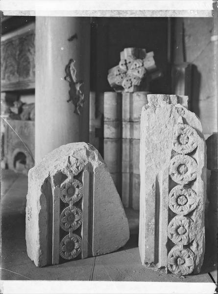 Fouille de Cluny, fragment de sculpture, blocs à rosettes