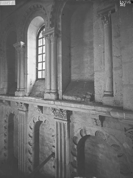 Fouille de Cluny, fenêtres hautes et triforium est du grand  transept