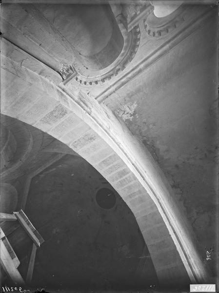 Fouille de Cluny, mur diaphragme dans le grand transept