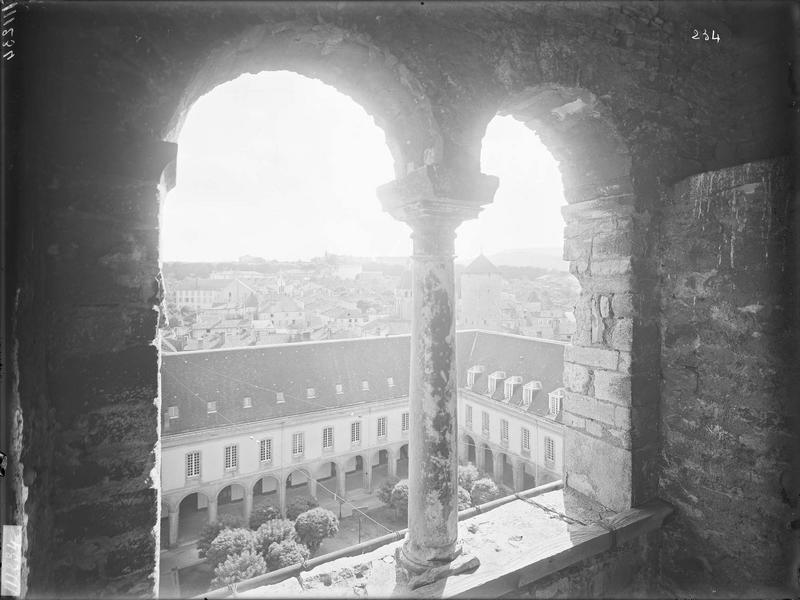 Fouille de Cluny, tour de l'horloge