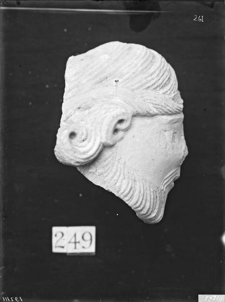 Fouille de Cluny, fragment de sculpture, tête (249)