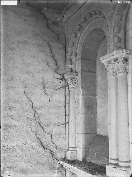 Fouille de Cluny, fragment de sculpture, grand chapiteau du  transept (C102 C 103 A B)