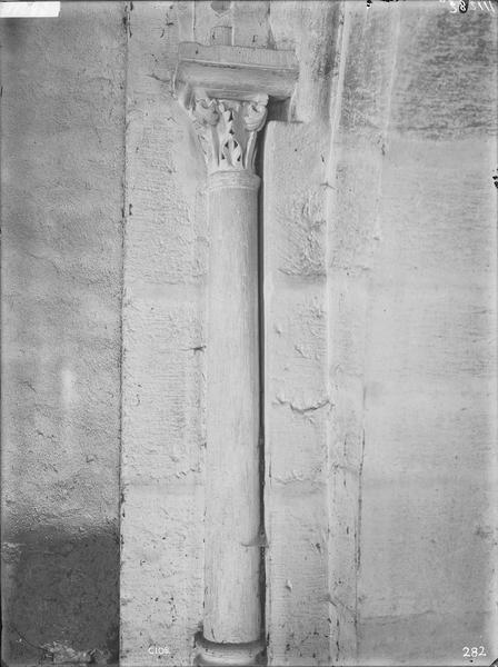 Fouille de Cluny, chapiteaux du grand transept (C105)