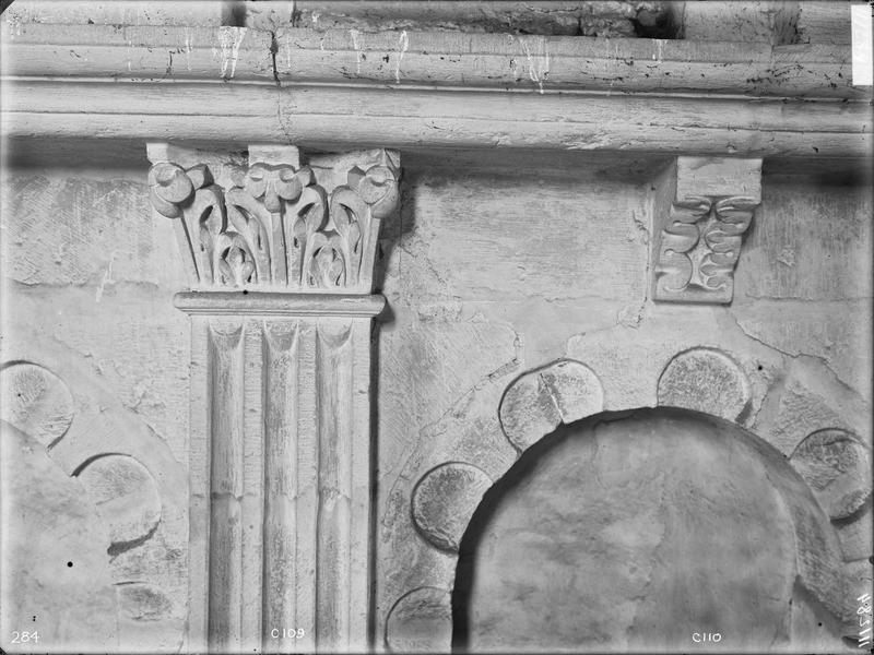 Fouille de Cluny, chapiteaux du grand transept (C109 110)