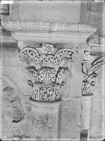 Fouille de Cluny, chapiteaux du grand transept (C111 C112)