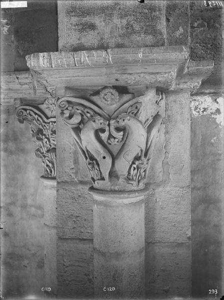 Fouille de Cluny, chapiteaux du grand transept (C119 C120)