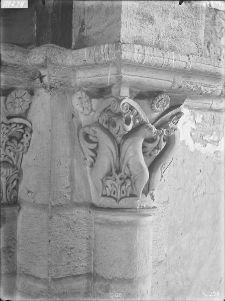 Fouille de Cluny, chapiteaux du grand transept (C120)