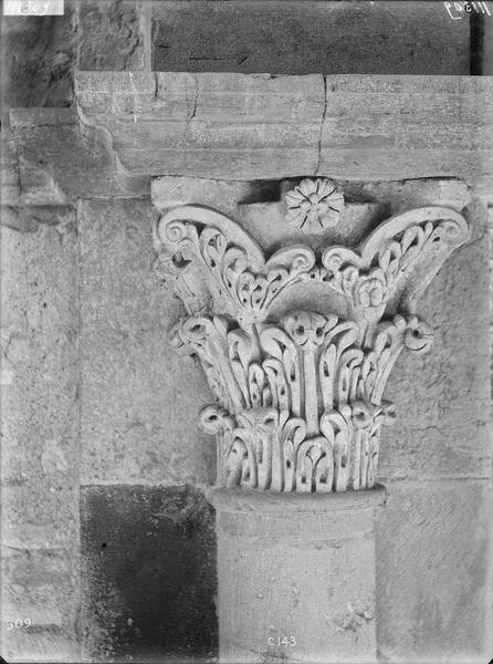 Fouille de Cluny, chapiteaux du grand transept (C143)