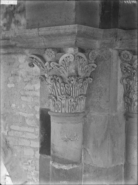 Fouille de Cluny, chapiteaux du grand transept (C143)