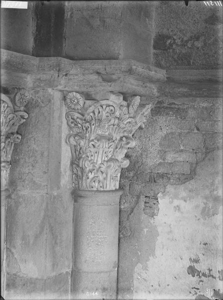 Fouille de Cluny, chapiteaux du grand transept (C144)