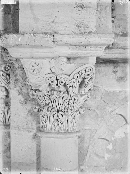 Fouille de Cluny, chapiteaux du grand transept (C152)