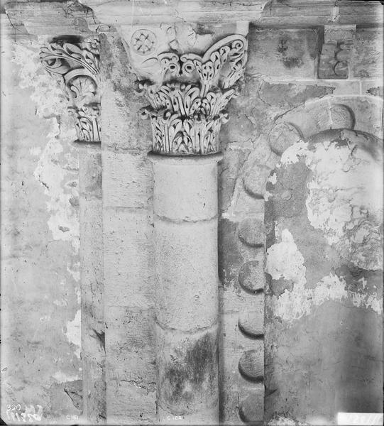 Fouille de Cluny, chapiteaux du grand transept (C151 C152)