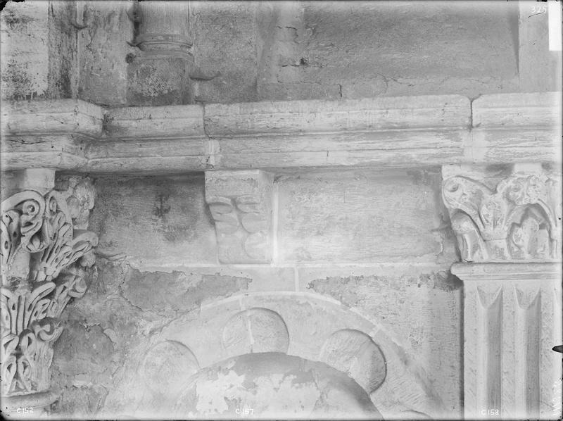 Fouille de Cluny, chapiteaux du grand transept (C157 C158)