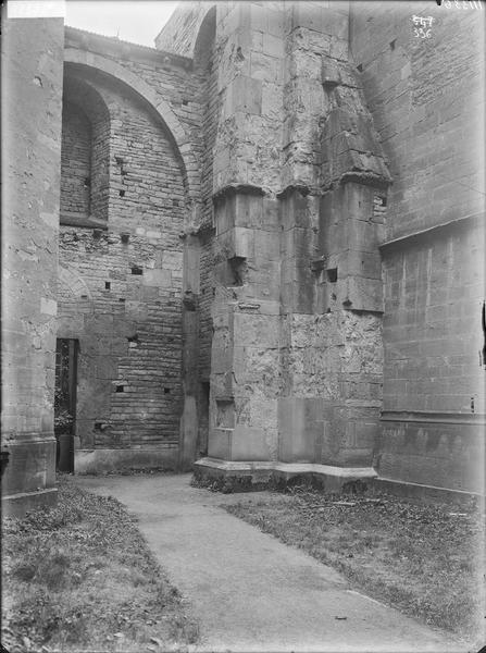 Fouille de Cluny, grand collatéral sud et petit transept,  contrefort