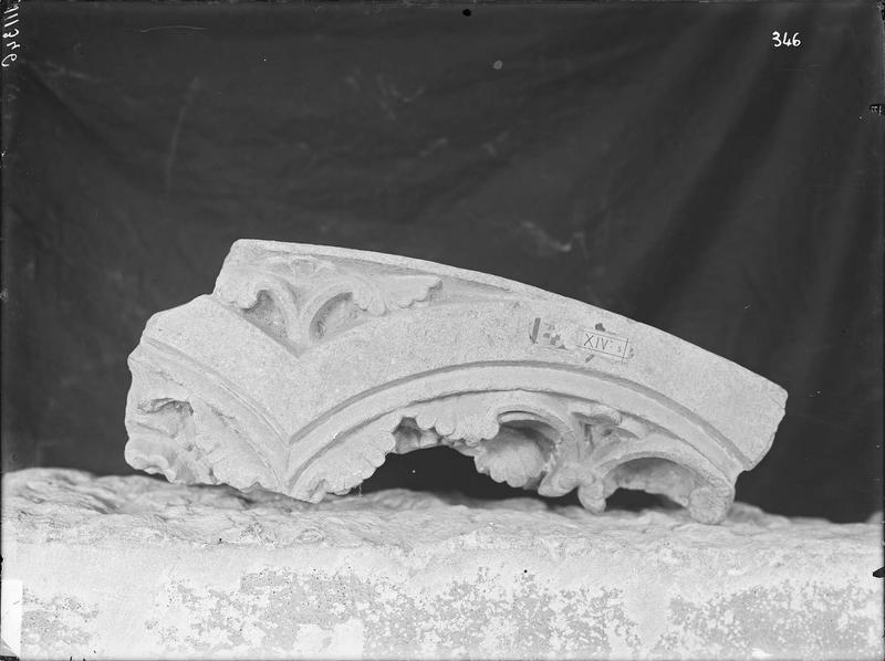 Fouille de Cluny, fragment de sculpture, rose du narthex