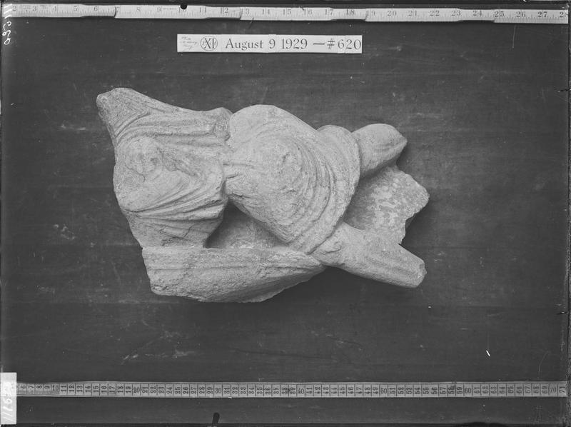 Fouille XI, fragment de sculpture