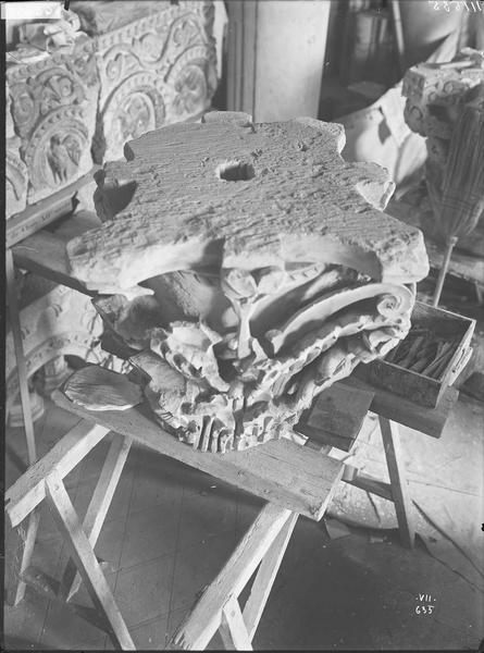 Fouille II, fragment de sculpture, palaestre du chapiteau, dessus