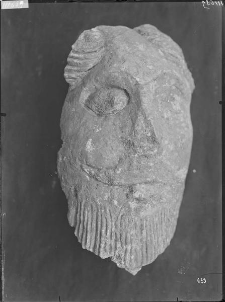 Fouille de Cluny, fragment de sculpture, tête (1050 et 254C)