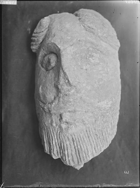 Fouille de Cluny, fragment de sculpture, tête (1050 et 254C)