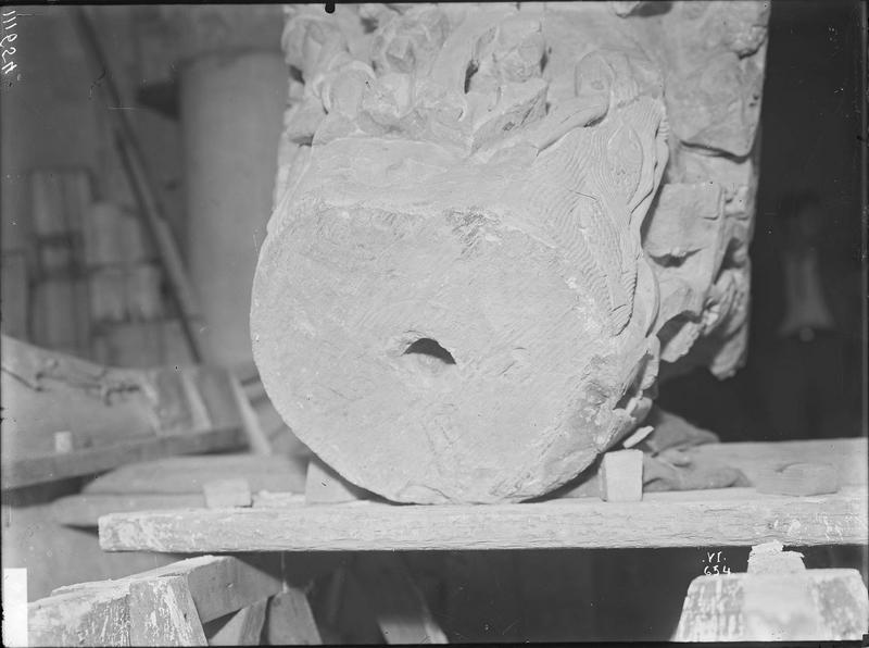 Fouille de Cluny, chapiteau des fleuves du paradis, dessus