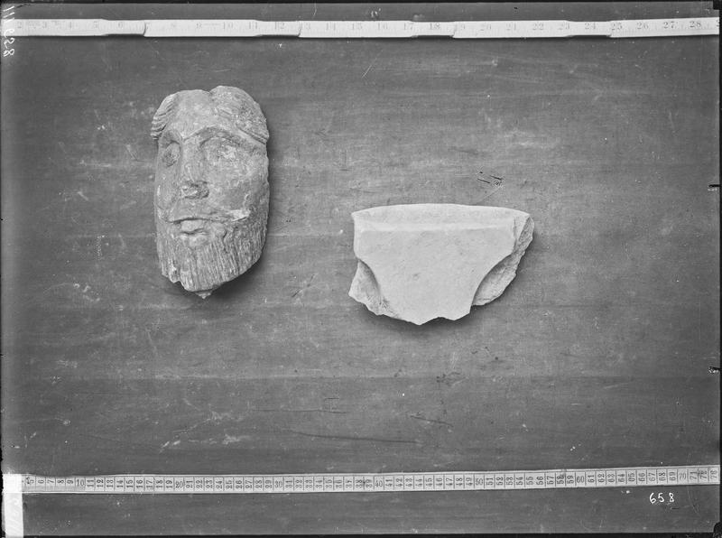 Fouille de Cluny, fragment de sculpture, tête et nimbe (1050 et  1044)