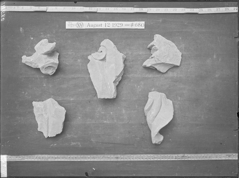 Fouille XV et XI, fragment de sculpture