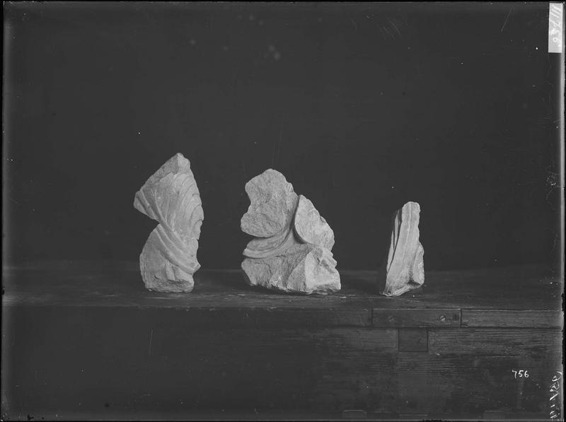 Fouille de Cluny, fragment de sculpture, nimbe ailé et main au  quart de leur dimension