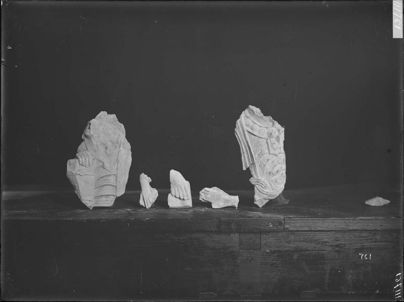 Fouille de Cluny, fragment de sculpture, torse, pied et mains au  quart de leur dimension